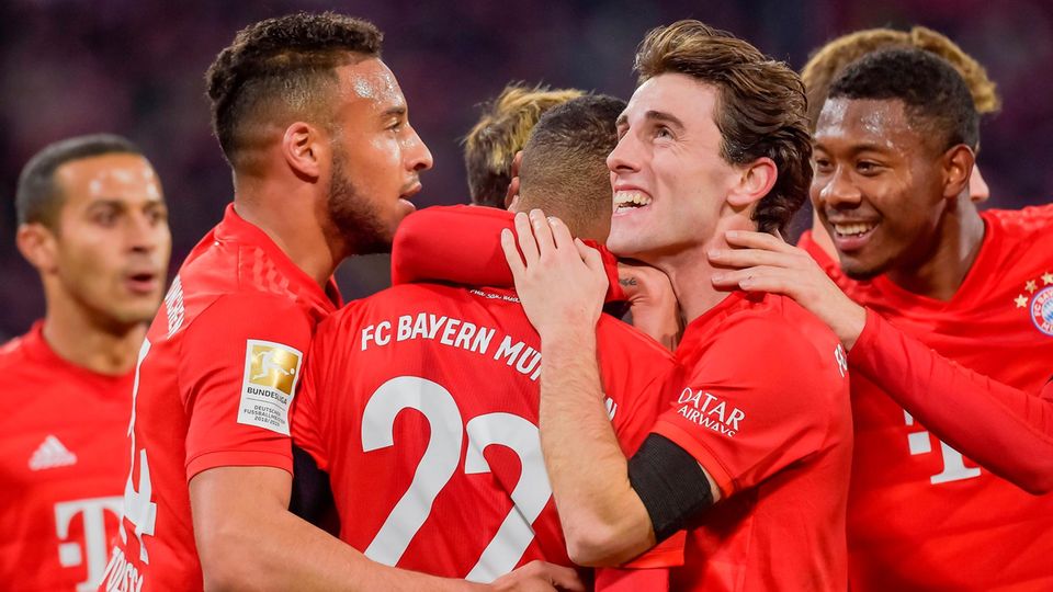 Jubelnde Bayern-Spieler - DFL legt Abbruch-Notfallplan vor