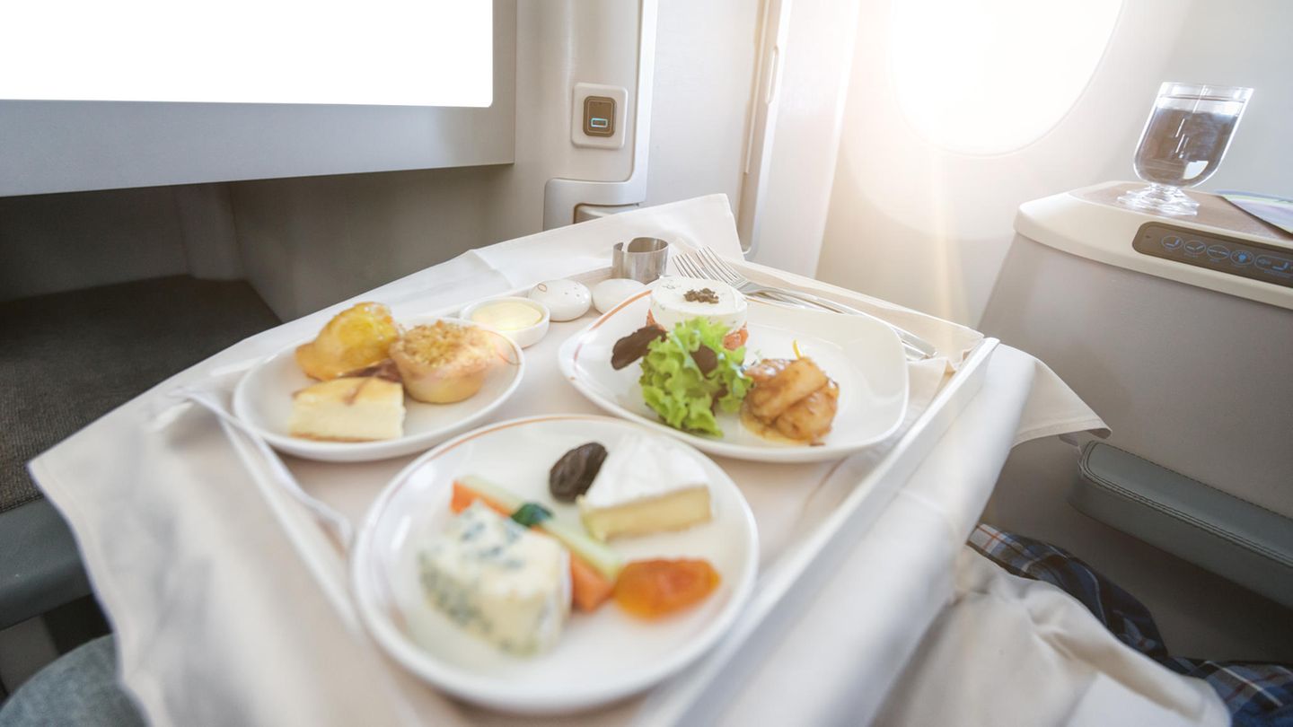 Flugzeugessen auf einem Klapptablett im Flieger
