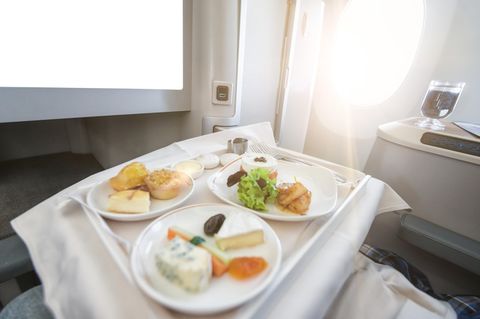 Flugzeugessen auf einem Klapptablett im Flieger