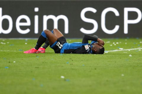 Paderborn-Spieler Christopher Antwi-Adjej liegt auf dem Rasen vor einer Bande mit der Aufschrift "beim SCP"