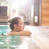 Konkrete Ziele führen eher zum Erfolg   Was hilft: Das Ziel gut zu wählen. "Wischiwaschi-Ziele" bringen laut Windscheid nichts. Man sollte sich also nicht vornehmen: "Ich möchte 2018 sportlicher werden." Sondern: "Ich möchte im März einen Zehn-Kilometer-Lauf schaffen." Diese konkrete Aufgabe zerteilt man in kleine Schritte. Zum Beispiel erst einmal einen Kilometer schaffen, diesen Kilometer dann schneller laufen, dann die zwei Kilometer angehen. Im Grunde gibt es ja nur drei Arten von Zielen.  "Ich möchte innerhalb von einer Woche fit für einen Marathon werden" unrealistisch. "Ich möchte innerhalb von einem Monat 500 Meter am Stück laufen können" vermutlich zu einfach. "Ich möchte innerhalb von drei Monaten zehn Kilometer laufen können" geht. Ein gutes Ziel ist schaffbar, aber herausfordernd. Letzteres ist wichtig. Wer etwas schafft, was gar nicht so einfach ist, hat ein Erfolgserlebnis und mehr Spaß.