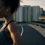 Selbstdisziplin lernen  Um eine Sache zu Ende zu bringen, muss man nicht mit eiserner Willenskraft geboren sein. "Selbstdisziplin ist wie ein Muskel, den man trainieren kann", sagt der Psychologe Leon Windscheid, 29. Er selbst gehört, das hat er schon bewiesen, zu denen, die Sachen durchziehen: In der Sendung "Wer wird Millionär?" gewann er die Million. Dabei half sicher, dass er drei Monate lang jeden Tag zehn Stunden dafür gelernt und vor der WG seines Bruders Fragen beantwortet hatte – in Unterhose, um die Scham und Nervosität im Studio als Faktor mit einzukalkulieren.  Er ist Psychologe, promoviert gerade und hat sich für sein Buch "Das Geheimnis der Psyche" mit Selbstdisziplin beschäftigt. Er sagt: "Wer vom Charakter her eher faul ist, der hat es schwerer. Aber das ist keine Ausrede. Man kann Selbstdisziplin tatsächlich üben."