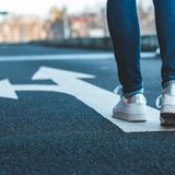 Klare Entscheidungen helfen beim Durchhalten    Baumeister erzählt von der New Yorker Sängerin Amanda Palmer, in der er ein Vorbild für Selbstbeherrschung sieht. Als sie noch erfolglos war, stellte sie sich als menschliche Statue auf den Harvard Square in Boston, um ein bisschen Geld zu verdienen. Sechs Jahre lang stand sie pro Tag drei Stunden einfach da und harrte aus: Sie durfte nicht lachen, nicht auf die Toilette gehen, nicht sprechen, den Blick nicht schweifen lassen, nicht die Nase putzen, nicht mal reagieren, als Passanten sich an ihr rieben oder Dinge nach ihr warfen. Gefragt, wie sie das ausgehalten habe, sagte sie, sie habe es schlicht über sich ergehen lassen, ganz einfach. So habe sie es geschafft, in all den Jahren nur zweimal aus der Rolle zu fallen.  Sobald man wie Amanda Palmer ganz klar die Entscheidung getroffen hat, etwas durchzuziehen, geht es schon leichter. Man stellt auf Autopilot und macht es einfach, schreibt die nächste Hausarbeit, lernt für die nächste Prüfung. Statt wochenlang auf einem "Jein" rumzukauen, kann man sich freuen, dass man einen Plan hat. So wird der Nervkram dann auch nicht jedes Mal zur Existenzfrage. Und wer schon mal durch den Regen gejoggt ist, weiß: Das kann ziemlich glücklich machen.