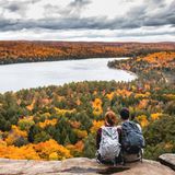 Der "Huckepack-Trick" kann beim Durchziehen helfen  Zum anderen sind Erlebnisse wertvoller für uns als materielle Dinge. Besser ist es also, wenn die Belohnung ein Ereignis ist und zeitlich direkt an die Überwindung gekoppelt ist. Leon Wind scheid empfiehlt den "Huckepack-Trick": Eine schöne Sache nimmt die blöde Sache huckepack. Wer zum Beispiel für die schwere Segelprüfung lernen muss und null Lust hat, es aber liebt, mit Freunden Kaffee zu trinken, fragt einfach seine Freunde, ob sie einen im Café abfragen. Entscheidend ist, dass man sich seine Qualen direkt versüßt, damit sie ihren Schrecken verlieren.