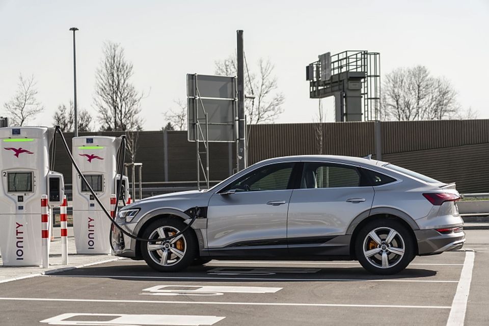 Die 95 kWh Batterie des Audi e-tron Sportback 55 Quattro ist an einer 150 kW-Ladesäule innerhalb von rund 30 Minuten zu 80 Proze
