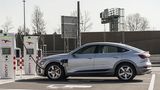 Die 95 kWh Batterie des Audi e-tron Sportback 55 Quattro ist an einer 150 kW-Ladesäule innerhalb von rund 30 Minuten zu 80 Proze