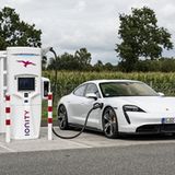 Der Porsche Taycan Turbo S lädt mit einer Ladeleistung von bis zu 270 kW