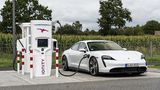 Der Porsche Taycan Turbo S lädt mit einer Ladeleistung von bis zu 270 kW