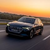 Ab etwa 80 Prozent Ladung steigt die Spannung nicht mehr an, gleichzeitig nimmt die Stromstärke, mit der geladen wird, kontinuie