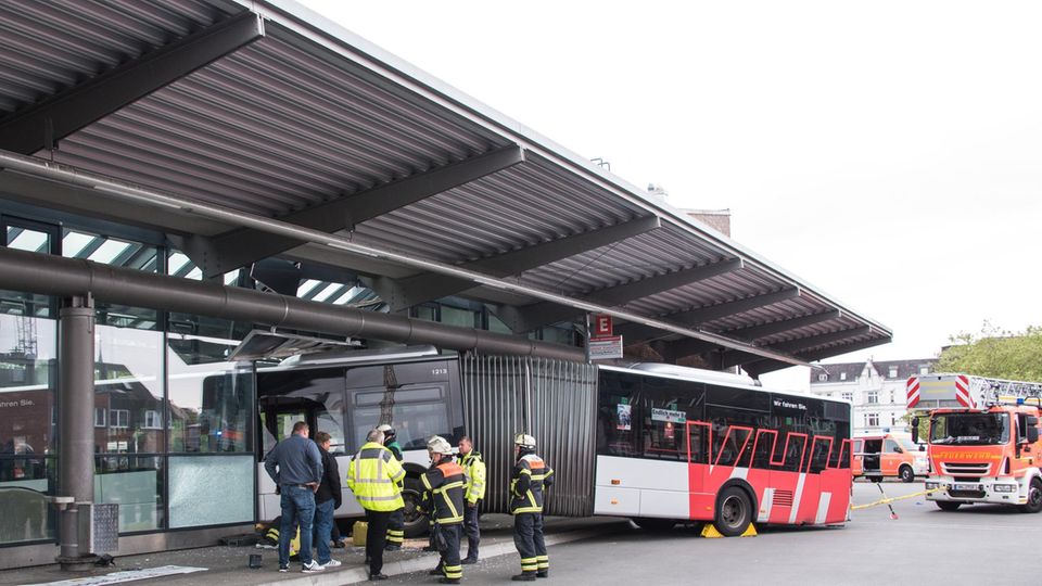Gelenkbus Einsatzkräfte der Feuerwehr sichern einen Gelenkbus