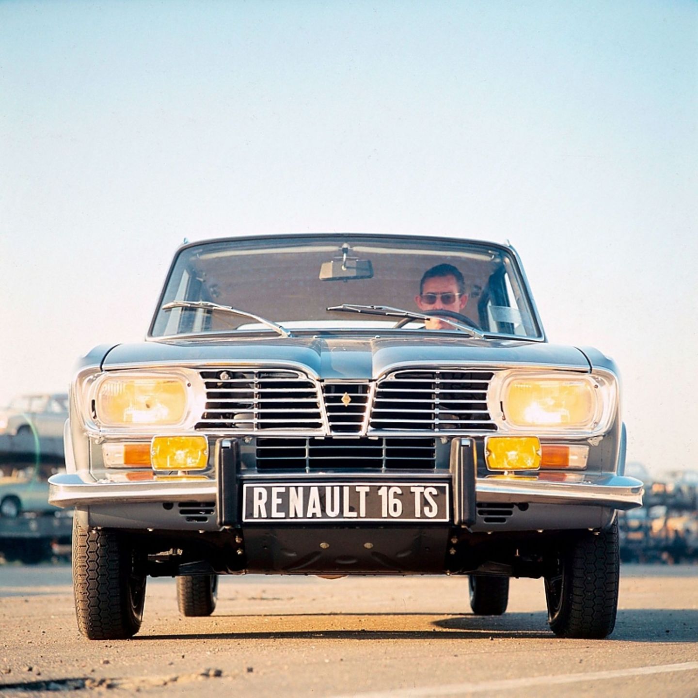 Ab 1974 hatte der Renault 16 Doppelscheinwerfer