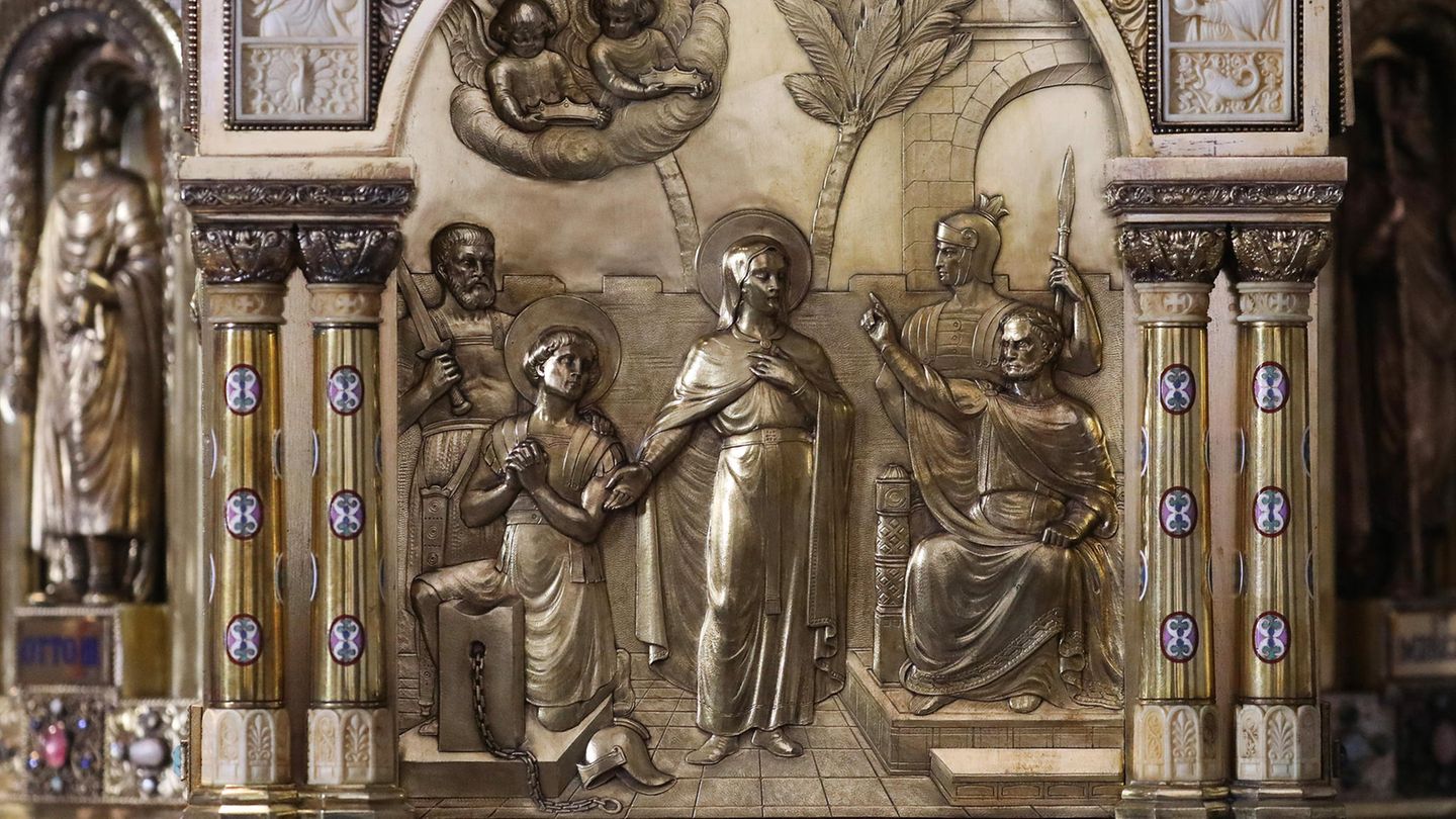 Nordrhein-Westfalen, Aachen: Die Darstellung der Heiligen Corona (M.) auf dem Schrein im Dommuseum in Aachen