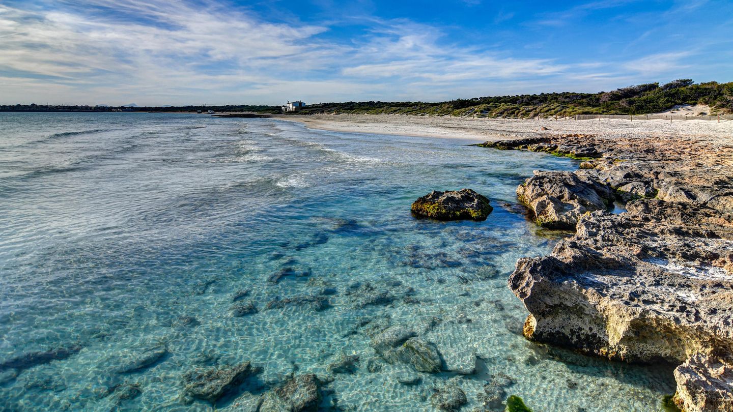 Spanien, Palma De Mallorca: Blick auf den leeren Strand von Ses Covetes