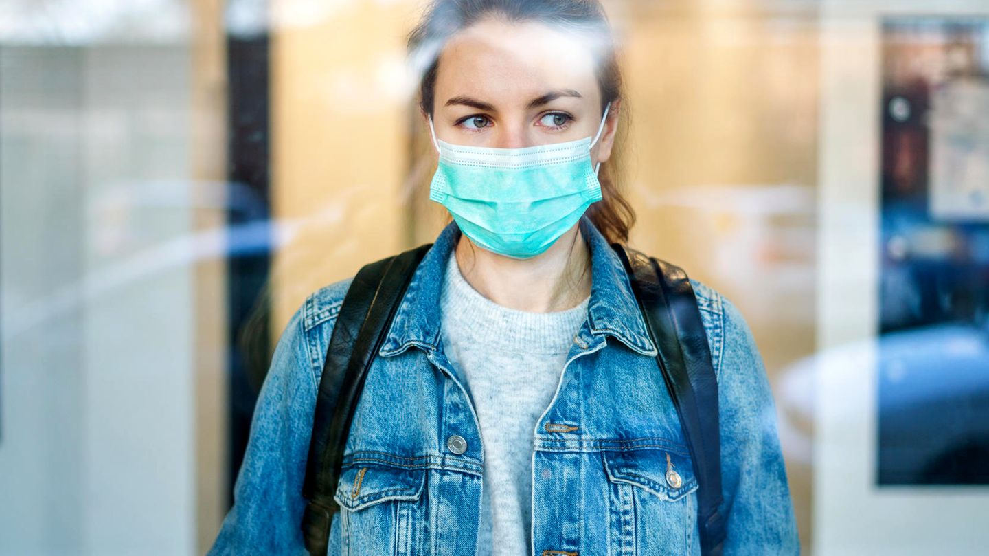 Frau mit Mundschutz