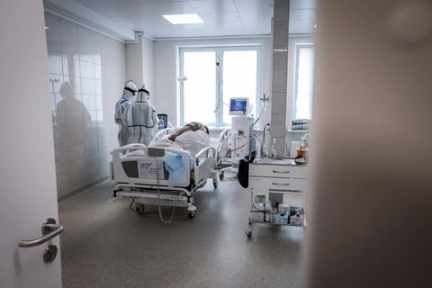 Russland, Moskau: Ärzte betreuen einen Patienten auf einer Intensivstation für COVID-19-Patienten.