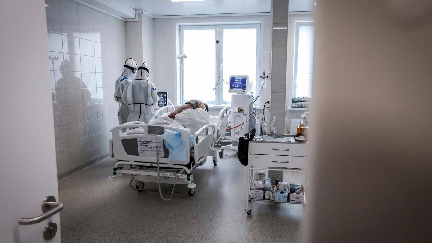 Russland, Moskau: Ärzte betreuen einen Patienten auf einer Intensivstation für COVID-19-Patienten.