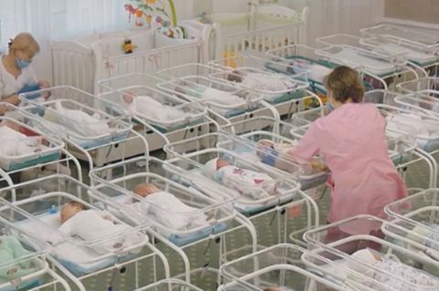 46 Babys warten im Hotel seit Wochen auf ihre Eltern.