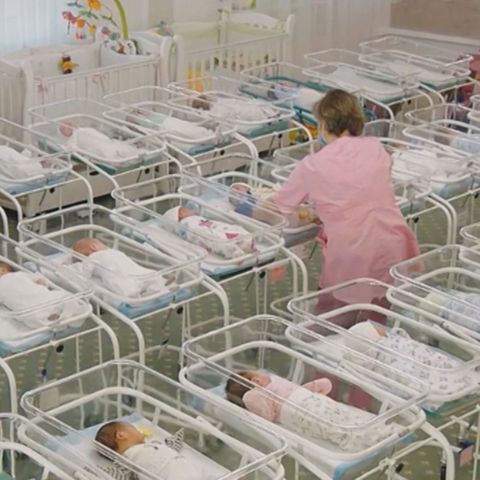 46 Babys warten im Hotel seit Wochen auf ihre Eltern.