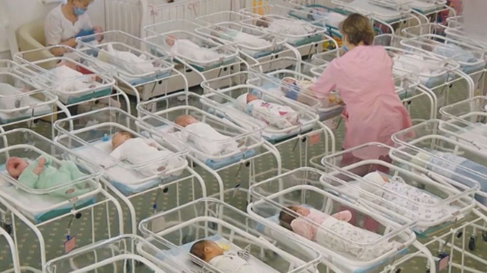 46 Babys warten im Hotel seit Wochen auf ihre Eltern.