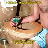 Ein Cocktailglas steht auf einer Toilettenbrille