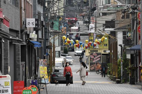 Passanten laufen durch den Stadtteil Itaewon in Seoul. Nachdem dort die Nachtclubs und Bars wieder geöffnet hatten, ist ein neuer Corona-Hotspot entstanden.