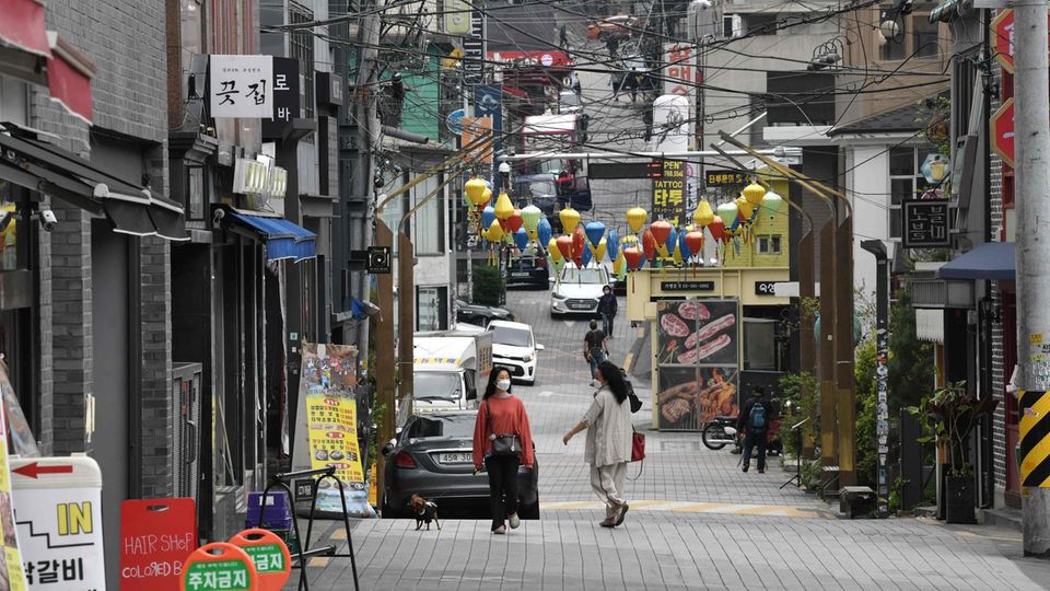Passanten laufen durch den Stadtteil Itaewon in Seoul. Nachdem dort die Nachtclubs und Bars wieder geöffnet hatten, ist ein neuer Corona-Hotspot entstanden.