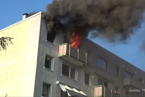 Brandenburg: Polizei findet zwei Tote in Mehrfamilienhaus - dann bricht plötzlich ein Feuer aus