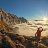 Österreich  In der Alpenrepublik ist die Erleichterung groß. Viele Urlauber hatten ihren Sommeraufenthalt im Land der Berge und Seen schon vor der Corona-Krise gebucht. Vieles spricht dafür, dass sie nun anreisen dürfen. Die Deutschen sind die mit Abstand wichtigste Gästegruppe. Sie treffen auf ein Land mit aktuell äußerst niedrigen Coronazahlen.      Wichtige touristische Einrichtungen wie Museen, Bergbahnen und Freizeitparks sollen im Lauf der nächsten Wochen wieder öffnen. Dazu zählt ab Freitag auch das einst von Kaiserin Sisi bewohnte Schloss Schönbrunn in Wien. Die Besucher müssen aber einen Mund-Nasen-Schutz tragen. Noch in der Luft hängt die Kultur-Szene. Theater, Konzerte und Festspiele wissen noch nicht genau, ob, wann und unter welchen Bedingungen sie wieder vor Publikum spielen dürfen.