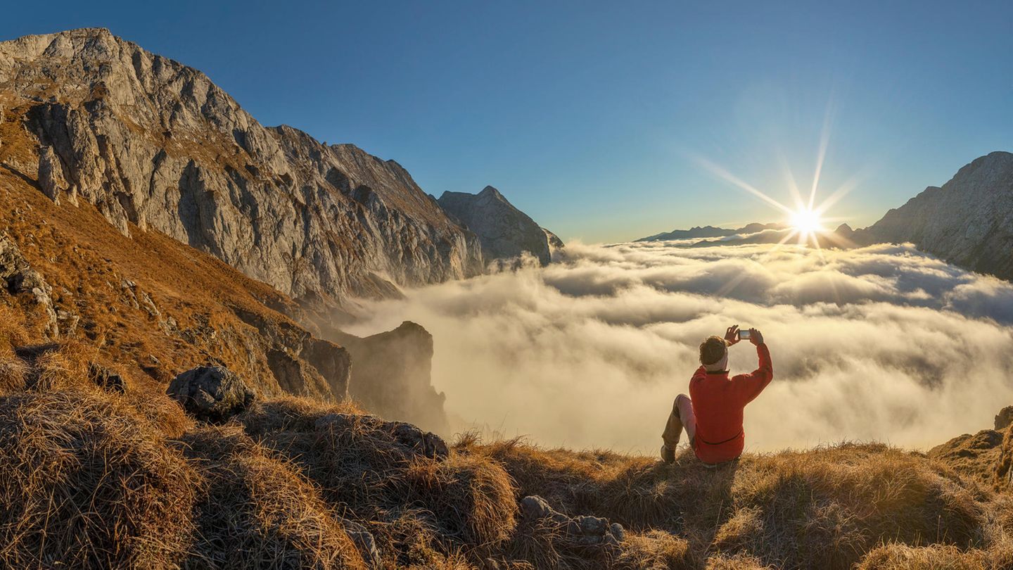 Österreich  In der Alpenrepublik ist die Erleichterung groß. Viele Urlauber hatten ihren Sommeraufenthalt im Land der Berge und Seen schon vor der Corona-Krise gebucht. Vieles spricht dafür, dass sie nun anreisen dürfen. Die Deutschen sind die mit Abstand wichtigste Gästegruppe. Sie treffen auf ein Land mit aktuell äußerst niedrigen Coronazahlen.      Wichtige touristische Einrichtungen wie Museen, Bergbahnen und Freizeitparks sollen im Lauf der nächsten Wochen wieder öffnen. Dazu zählt ab Freitag auch das einst von Kaiserin Sisi bewohnte Schloss Schönbrunn in Wien. Die Besucher müssen aber einen Mund-Nasen-Schutz tragen. Noch in der Luft hängt die Kultur-Szene. Theater, Konzerte und Festspiele wissen noch nicht genau, ob, wann und unter welchen Bedingungen sie wieder vor Publikum spielen dürfen.