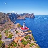 Spanien  Jegliche Spanien-Pläne sind für den Sommer 2020 für internationale Feriengäste noch wackelig. Bislang sind die Grenzen zu. Selbst den Spaniern ist es weiter verboten, in andere Regionen ihres Landes zu reisen. Zudem müssen ab dem 15. Mai aus dem Ausland nach Spanien Einreisende zwei Wochen in Quarantäne. Die Maßnahme soll so lange gelten, bis der Corona-Alarmzustand endet.      Jedoch gibt es schrittweise Lockerungen, auch wenn noch nicht klar ist, was das für den Tourismus heißt. So durften zumindest in Teilen des Landes die Hotels unter strengen Auflagen wieder öffnen. "Die Auswirkungen von Covid-19 auf den Tourismus sind einfach brutal", schrieb die Zeitung "El Periódico". Aber immerhin: Ab Juni wollen die Lufthansa und ihre Tochter Eurowings wieder Urlauberjets auf die vom Virus weniger betroffene Balearen-Insel Mallorca schicken. 