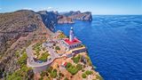 Spanien  Jegliche Spanien-Pläne sind für den Sommer 2020 für internationale Feriengäste noch wackelig. Bislang sind die Grenzen zu. Selbst den Spaniern ist es weiter verboten, in andere Regionen ihres Landes zu reisen. Zudem müssen ab dem 15. Mai aus dem Ausland nach Spanien Einreisende zwei Wochen in Quarantäne. Die Maßnahme soll so lange gelten, bis der Corona-Alarmzustand endet.      Jedoch gibt es schrittweise Lockerungen, auch wenn noch nicht klar ist, was das für den Tourismus heißt. So durften zumindest in Teilen des Landes die Hotels unter strengen Auflagen wieder öffnen. "Die Auswirkungen von Covid-19 auf den Tourismus sind einfach brutal", schrieb die Zeitung "El Periódico". Aber immerhin: Ab Juni wollen die Lufthansa und ihre Tochter Eurowings wieder Urlauberjets auf die vom Virus weniger betroffene Balearen-Insel Mallorca schicken. 