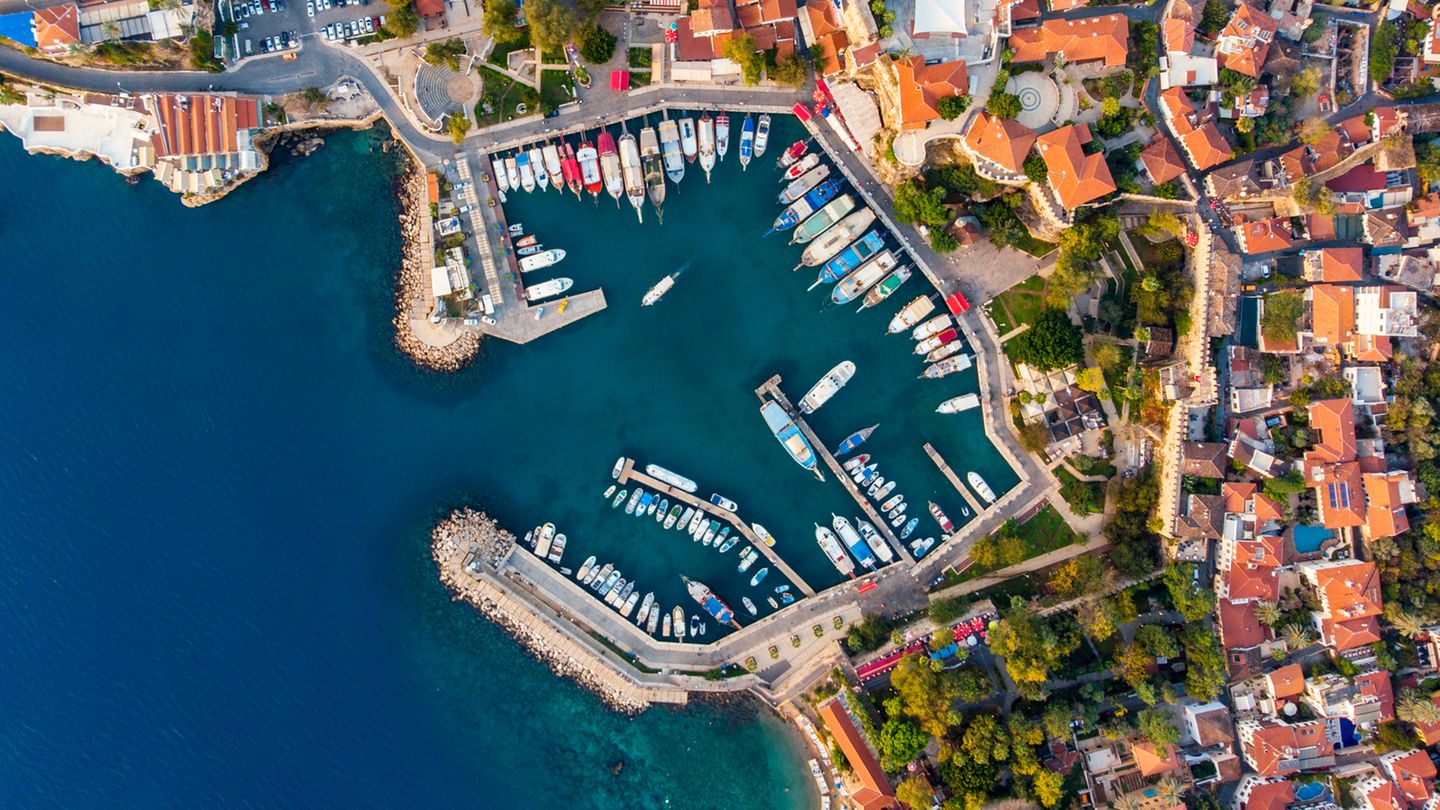 Türkei  Die Türkei lockert schrittweise die Corona-Maßnahmen und bereitet sich auf eine Öffnung für den Tourismus vor. Inzwischen gelten nur noch Reisebeschränkungen für 15 statt wie zuvor für 31 Städte und Provinzen. Ende Mai will das Land den inländischen Reiseverkehr aufnehmen, im Juni hofft es auf internationale Urlauber.      Für Hotels und Restaurants sollen strenge Corona-Auflagen gelten. Es müssen etwa Abstands- und Hygieneregeln eingehalten werden, das Personal soll eine Pandemie-Ausbildung erhalten. Dazu hat die Türkei ein Zertifikationsprogramm entwickelt. Nach der Öffnung für internationale Flüge sollen an den Grenzübergängen, etwa am Flughafen Antalya, Corona-Tests durchgeführt werden. Die halbstaatliche Fluggesellschaft Turkish Airlines hatte ihren Flugstopp zuletzt bis zum 28. Mai verlängert.