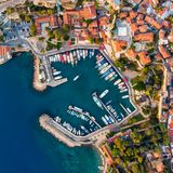 Türkei  Die Türkei lockert schrittweise die Corona-Maßnahmen und bereitet sich auf eine Öffnung für den Tourismus vor. Inzwischen gelten nur noch Reisebeschränkungen für 15 statt wie zuvor für 31 Städte und Provinzen. Ende Mai will das Land den inländischen Reiseverkehr aufnehmen, im Juni hofft es auf internationale Urlauber.      Für Hotels und Restaurants sollen strenge Corona-Auflagen gelten. Es müssen etwa Abstands- und Hygieneregeln eingehalten werden, das Personal soll eine Pandemie-Ausbildung erhalten. Dazu hat die Türkei ein Zertifikationsprogramm entwickelt. Nach der Öffnung für internationale Flüge sollen an den Grenzübergängen, etwa am Flughafen Antalya, Corona-Tests durchgeführt werden. Die halbstaatliche Fluggesellschaft Turkish Airlines hatte ihren Flugstopp zuletzt bis zum 28. Mai verlängert.