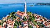 Kroatien  Das stark vom Tourismus abhängige Land an der Adria mit seiner langen, buchtenreichen Küste und den vielen Inseln dringt energisch auf eine Öffnung der europäischen Grenzen. Seit dem 9. Mai gelten gelockerte Einreisebestimmungen. Demnach dürfen Ausländer mit drei Begründungen die Grenze ohne Corona-Test und ohne Quarantäne-Auflagen passieren: wenn sie eine Immobilie oder ein Boot in Kroatien besitzen, wenn sie zu einem Begräbnis reisen oder wenn sie über die Einladung eines Unternehmens verfügen und an ihrer Einreise ein wirtschaftliches Interesse besteht.      Eine informelle Weisung des Innenministeriums hält fest, dass die letzte Bestimmung auch auf Urlauber anzuwenden ist, die eine Unterkunft in Kroatien gebucht haben. Die Behörden arbeiten zudem an neuen Regeln, die zu große Menschenansammlungen an den Stränden verhindern sollen.