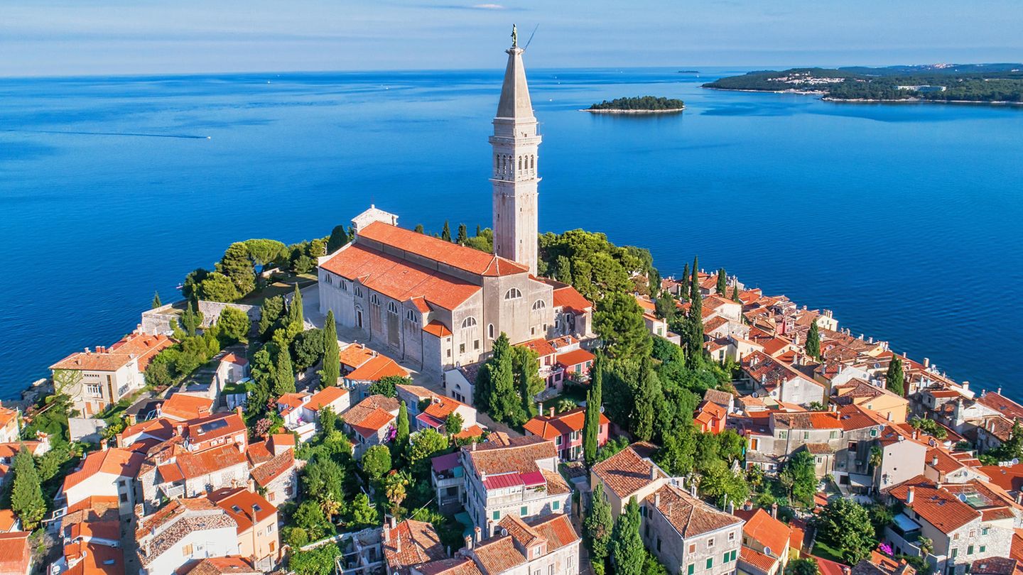 Auslands-Urlaubsziele vor dem Neustart: Kroatien Das stark vom Tourismus abhängige Land an der Adria mit seiner langen, buchtenreichen Küste und den vielen Inseln dringt energisch auf eine Öffnung der europäischen Grenzen. Seit dem 9. Mai gelten gelockerte Einreisebestimmungen. Demnach dürfen Ausländer mit drei Begründungen die Grenze ohne Corona-Test und ohne Quarantäne-Auflagen passieren: wenn sie eine Immobilie oder ein Boot in Kroatien besitzen, wenn sie zu einem Begräbnis reisen oder wenn sie über die Einladung eines Unternehmens verfügen und an ihrer Einreise ein wirtschaftliches Interesse besteht. Eine informelle Weisung des Innenministeriums hält fest, dass die letzte Bestimmung auch auf Urlauber anzuwenden ist, die eine Unterkunft in Kroatien gebucht haben. Die Behörden arbeiten zudem an neuen Regeln, die zu große Menschenansammlungen an den Stränden verhindern sollen. Kroatien Das stark vom Tourismus abhängige Land an der Adria mit seiner langen, buchtenreichen Küste und den vielen Inseln dringt energisch auf eine Öffnung der europäischen Grenzen. Seit dem 9. Mai gelten gelockerte Einreisebestimmungen. Demnach dürfen Ausländer mit drei Begründungen die Grenze ohne Corona-Test und ohne Quarantäne-Auflagen passieren: wenn sie eine Immobilie oder ein Boot in Kroatien besitzen, wenn sie zu einem Begräbnis reisen oder wenn sie über die Einladung eines Unternehmens verfügen und an ihrer Einreise ein wirtschaftliches Interesse besteht. Eine informelle Weisung des Innenministeriums hält fest, dass die letzte Bestimmung auch auf Urlauber anzuwenden ist, die eine Unterkunft in Kroatien gebucht haben. Die Behörden arbeiten zudem an neuen Regeln, die zu große Menschenansammlungen an den Stränden verhindern sollen.