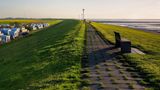 Niederlande  Der Holland-Urlaub wird wieder möglich. Schon jetzt öffnen stufenweise Bungalowparks ihre Tore und werden auch wieder Ferienwohnungen vermietet. Ab dem 1. Juli sollen dann alle Campingplätze und Ferienparks wieder voll geöffnet werden. Bisher galt das nur eingeschränkt. So mussten etwa auf Campingplätzen Duschen und WCs geschlossen bleiben.      Die sanitären Einrichtungen werden ab 1. Juli auch an Stränden und in Naturparks wieder geöffnet. Museen dürfen ab 1. Juni wieder Besucher empfangen - vorausgesetzt, sie melden sich vorher online an. Auch Restaurants, Cafés, Strandpavillons und Kneipen dürfen jeweils maximal 30 Gäste bewirten. Ab Juli sind dann bis zu 100 Gäste erlaubt.