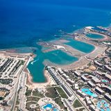 Ägypten  Es ist weiter unklar, wann an beliebten Strandorten wie Hurghada (Foto) und Scharm El-Scheich wieder Normalität einkehrt. Hotels dürfen für einheimische Urlauber bei 25 Prozent Belegung inzwischen aber wieder öffnen und ab 1. Juni bei 50 Prozent Belegung. Die Hotels müssen unter anderem Desinfektionsmittel am Eingang bereitstellen und das Gepäck der Gäste bei Ankunft und Abreise desinfizieren.      Wenn die Grenzen wieder öffnen, soll auch an Flughäfen sichergestellt werden, dass Reisende einen Mindestabstand zueinander einhalten können. Experten schätzen, dass der ägyptischen Tourismusbranche wegen der Pandemie pro Monat Einnahmen von einer Milliarde US-Dollar entgehen.