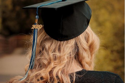 Junge Frau mit Absolventinnenhut
