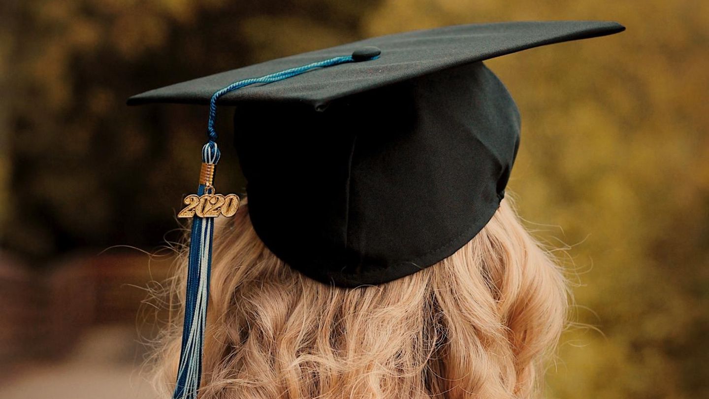 Junge Frau mit Absolventinnenhut