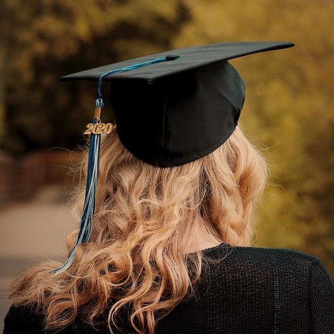 Junge Frau mit Absolventinnenhut