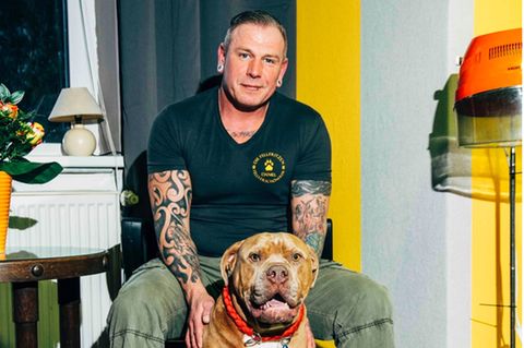 Hund und Herrchen sitzen beim Friseur