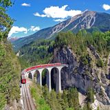 Schweiz  Auch die Grenzen zur Schweiz sollen am 15. Juni wieder öffnen, Beschränkungen der Bewegungsfreiheit im Land gibt es nicht. Viele Hotels haben nie geschlossen. Geschäfte sind auch wieder auf, ebenso Restaurants, wo allerdings nicht mehr als vier Gäste am Tisch sitzen sollen und zwischen den Tischen Abstand gehalten werden muss. Veranstaltungen wie das große Festival der klassischen Musik in Luzern und das Jazz-Festival in Montreux wurden allerdings abgesagt.      Die Zahl der Neuansteckungen ist seit April sehr gering. Auf dem Höhepunkt der Epidemie hatte die Schweiz gemessen an der Bevölkerungszahl viele Coronainfektionen. Allerdings war die Lage in den Landesteilen ganz unterschiedlich. Betroffen waren vor allem die Grenzkantone Tessin Richtung Italien im Süden sowie Genf und Waadt im Westen Richtung Frankreich.