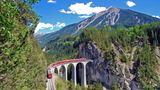 Schweiz  Auch die Grenzen zur Schweiz sollen am 15. Juni wieder öffnen, Beschränkungen der Bewegungsfreiheit im Land gibt es nicht. Viele Hotels haben nie geschlossen. Geschäfte sind auch wieder auf, ebenso Restaurants, wo allerdings nicht mehr als vier Gäste am Tisch sitzen sollen und zwischen den Tischen Abstand gehalten werden muss. Veranstaltungen wie das große Festival der klassischen Musik in Luzern und das Jazz-Festival in Montreux wurden allerdings abgesagt.      Die Zahl der Neuansteckungen ist seit April sehr gering. Auf dem Höhepunkt der Epidemie hatte die Schweiz gemessen an der Bevölkerungszahl viele Coronainfektionen. Allerdings war die Lage in den Landesteilen ganz unterschiedlich. Betroffen waren vor allem die Grenzkantone Tessin Richtung Italien im Süden sowie Genf und Waadt im Westen Richtung Frankreich.