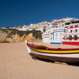 Portugal  Weniger düster sehen die Aussichten auf einen Sommerurlaub in Portugal aus. Das Land mit seinen zehn Millionen Einwohnern ist extrem vom Tourismus abhängig, der etwa 15 Prozent der Wirtschaftsleistung ausmacht. 2019 verbuchten die Feriengebiete von Algarve bis Madeira 27 Millionen Gäste. Um zu retten, was zu retten ist, will sich Portugal nun schrittweise für ausländischen Tourismus öffnen.      Der Hotelverband AHP teilte zuletzt mit, dass Mitte Juli die meisten Hotels wieder offen sein könnten. Die Tourismusbehörde will zudem mit einem neuen Hygiene-Siegel unter dem Motto "Clean & Safe" Vertrauen aufbauen. Tourismuseinrichtungen können sich kostenlos darum bewerben. Die Einhaltung der Bestimmungen soll regelmäßig überprüft werden. Dank einer frühen Reaktion und strikter Maßnahmen war das Sonnenland am Atlantik viel weniger von Covid-19 betroffen als etwa Spanien.