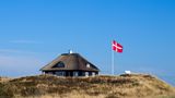 Dänemark  Als eines der ersten Länder Europas hatte Dänemark im Kampf gegen Corona am 14. März seine Grenzen dichtgemacht. Touristen und andere Ausländer ohne konkreten Einreisegrund kommen seitdem nicht mehr ins Land. Das warf nicht nur die Reisepläne deutscher Frühjahrsurlauber über den Haufen, sondern auch die Finanzen der dänischen Ferienhausbetreiber, deren Gäste großteils aus Deutschland stammen.      Wer aber eine Sommerreise nach Kopenhagen oder an die dänische Küste plant, für den besteht seit Donnerstagabend Hoffnung: Regierungschefin Mette Frederiksen hatte sich da in einer TV-Debatte offen für die Möglichkeit gezeigt, Touristen bald ins Land zu lassen, die etwa mit einem Mietvertrag für ein Ferienhaus oder mit einer Hotelreservierung den Grund ihrer Einreise nachweisen könnten. Dies müsse aber erst in politischen Gesprächen diskutiert werden, schränkte Frederiksen ein.