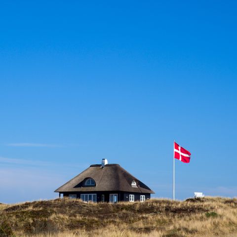 Dänemark  Als eines der ersten Länder Europas hatte Dänemark im Kampf gegen Corona am 14. März seine Grenzen dichtgemacht. Touristen und andere Ausländer ohne konkreten Einreisegrund kommen seitdem nicht mehr ins Land. Das warf nicht nur die Reisepläne deutscher Frühjahrsurlauber über den Haufen, sondern auch die Finanzen der dänischen Ferienhausbetreiber, deren Gäste großteils aus Deutschland stammen.      Wer aber eine Sommerreise nach Kopenhagen oder an die dänische Küste plant, für den besteht seit Donnerstagabend Hoffnung: Regierungschefin Mette Frederiksen hatte sich da in einer TV-Debatte offen für die Möglichkeit gezeigt, Touristen bald ins Land zu lassen, die etwa mit einem Mietvertrag für ein Ferienhaus oder mit einer Hotelreservierung den Grund ihrer Einreise nachweisen könnten. Dies müsse aber erst in politischen Gesprächen diskutiert werden, schränkte Frederiksen ein.