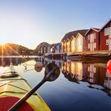 Schweden   Von der dänischen Entscheidung dürften auch die Reisen vieler Schweden-Urlauber abhängen. Denn wer beispielsweise mit dem Auto nach Schweden reisen möchte, der fährt in der Regel über Dänemark. Eine Alternative kann die Anreise per Fähre etwa von Kiel, Rostock oder Travemünde sein, die weiterhin fahren. Flüge aus Deutschland in Richtung Stockholm oder Göteborg gibt es momentan kaum und wenn, dann lediglich aus Frankfurt. Darüber hinaus besteht in Schweden bis vorläufig zum 15. Juni ein Einreiseverbot - dies gilt jedoch nicht für Länder der EU und der Europäischen Freihandelszone.