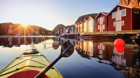 Schweden   Von der dänischen Entscheidung dürften auch die Reisen vieler Schweden-Urlauber abhängen. Denn wer beispielsweise mit dem Auto nach Schweden reisen möchte, der fährt in der Regel über Dänemark. Eine Alternative kann die Anreise per Fähre etwa von Kiel, Rostock oder Travemünde sein, die weiterhin fahren. Flüge aus Deutschland in Richtung Stockholm oder Göteborg gibt es momentan kaum und wenn, dann lediglich aus Frankfurt. Darüber hinaus besteht in Schweden bis vorläufig zum 15. Juni ein Einreiseverbot - dies gilt jedoch nicht für Länder der EU und der Europäischen Freihandelszone.