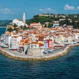 Slowenien  Das kleine EU-Land zwischen Alpen und Adria erlaubt ab dem 31. Mai EU-Bürgern die Einreise ohne Corona-Tests und Quarantäne-Auflagen. Vor allem für Urlauber aus Deutschland, die mit dem eigenen Wagen nach Kroatien fahren wollen, ist das eine große Erleichterung, denn ihr Urlaubsziel ist praktisch nur über Slowenien erreichbar. Das Land verfügt selbst über einen 46 Kilometer langen Abschnitt an der Adria mit gut ausgebauter touristischer Infrastruktur.      Hotels mit weniger als 30 Zimmern dürfen ab dem 18. Mai wieder öffnen. Für größere Bettenburgen gibt es diesbezüglich noch keine Entscheidung. Für den Strandbetrieb gelten noch Einschränkungen: Man darf zwar schwimmen und surfen, nicht aber am Strand in der Sonne liegen. Restaurants und Cafés empfangen seit Monatsbeginn wieder Gäste, allerdings nur draußen. Ab 18. Mai können sie auch wieder in Innenräumen bedienen.