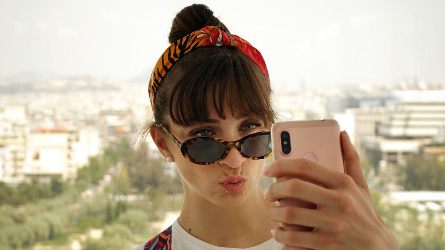 Junge Frau macht ein Selfie